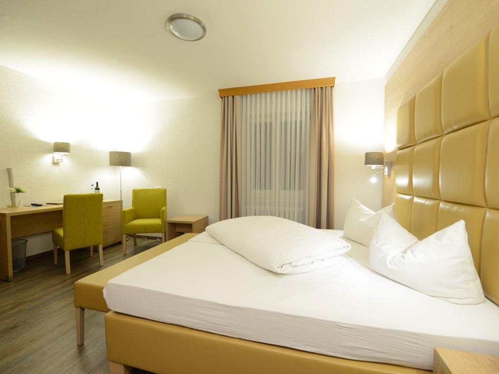Land-Gut Hotel Zum Loewen Garni Марктхайденфелд Стая снимка