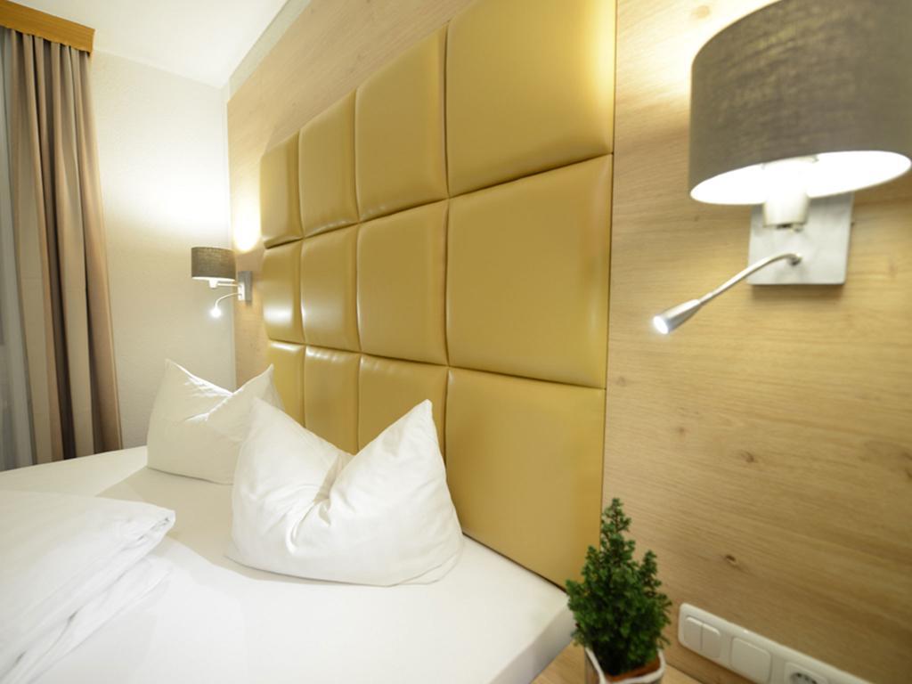 Land-Gut Hotel Zum Loewen Garni Марктхайденфелд Стая снимка