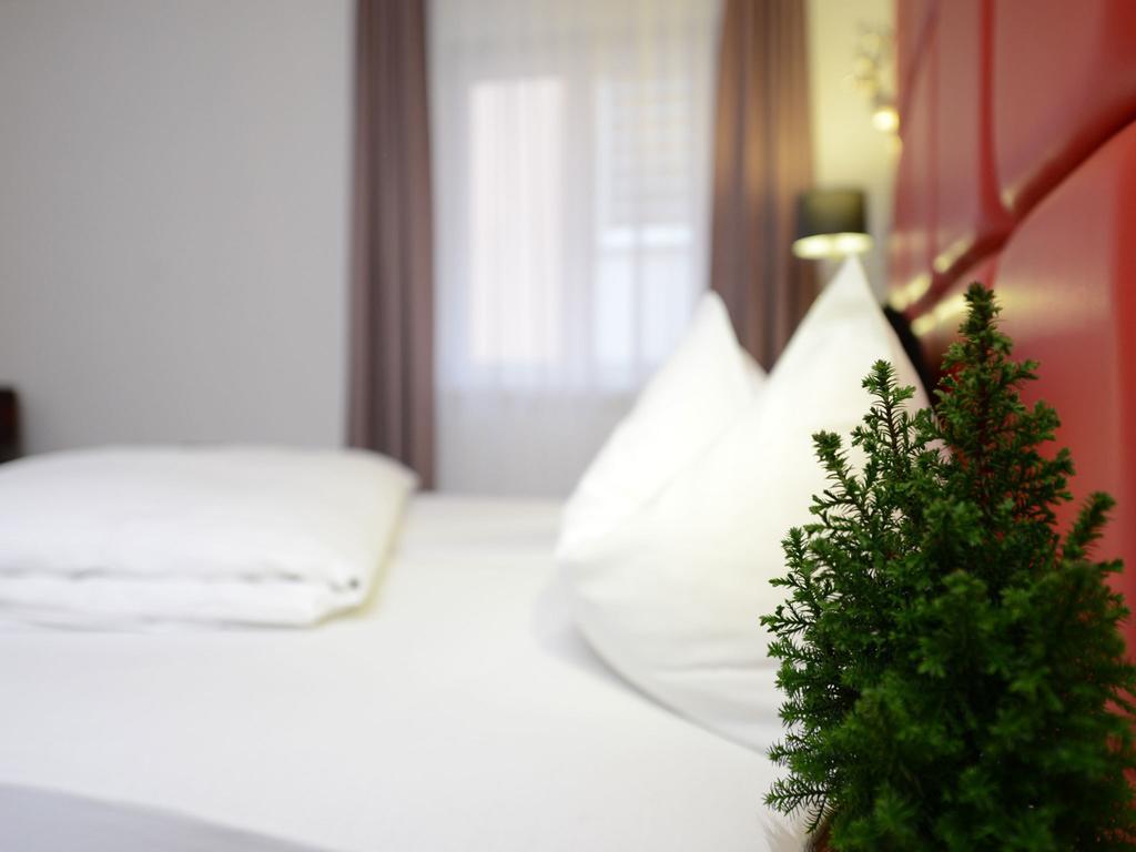 Land-Gut Hotel Zum Loewen Garni Марктхайденфелд Стая снимка
