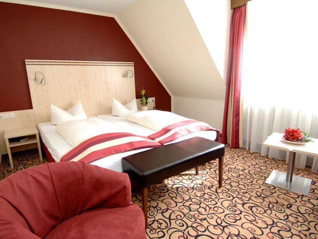 Land-Gut Hotel Zum Loewen Garni Марктхайденфелд Стая снимка