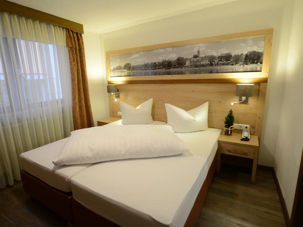 Land-Gut Hotel Zum Loewen Garni Марктхайденфелд Стая снимка